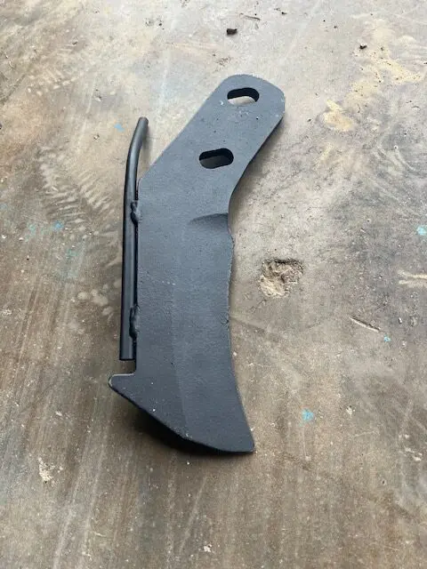 A knife that is laying on the ground.